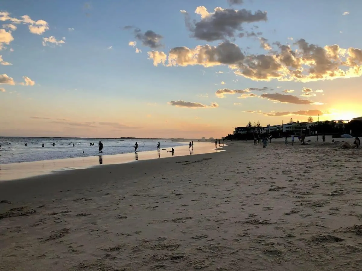 Breezy Kings Beach Apartment With Ocean Views Caloundra
