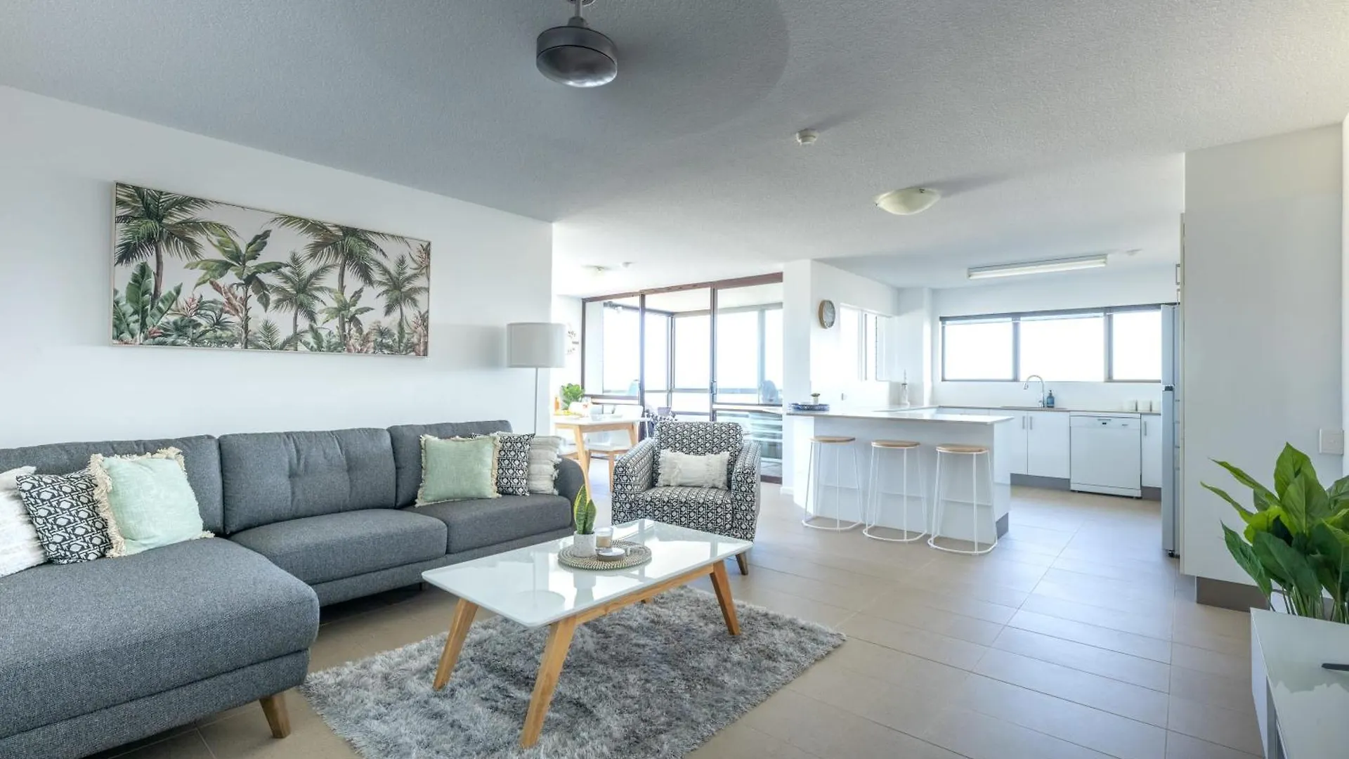 Breezy Kings Beach Apartment With Ocean Views Caloundra